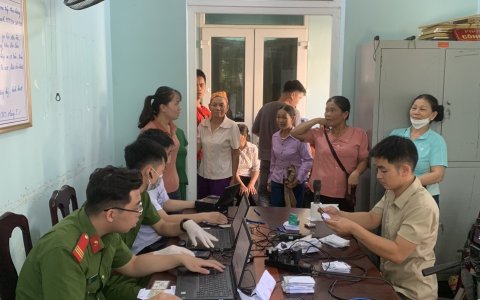 Chính quyền địa phương xã Phú Thanh, phối hợp với Công an huyện Quan Hoá, tổ chức làm định danh điện tử mức độ 2 và tích hợp giấy tờ cá nhân vào CCCD gắn chíp cho toàn bộ người dân trên địa bàn xã.